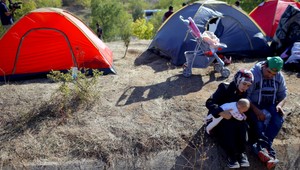 Migranti, ktorí nestihli prejsť do Maďarska, zostávajú v medzipásme