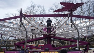 Fatálna nehoda ne kolotočoch, rameno jednej z atrakcií sa odtrhlo aj s ľuďmi a tvrdo dopadlo na zem