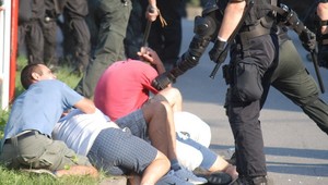 Srbskí futbaloví chuligáni sa pobili s políciou