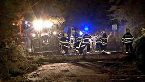 Na severe Slovenska fúkal silný vietor. Popadali desiatky stromov