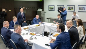 Opozícia sa stretla pri okrúhlom stole. Diskutovali o bezpečnosti Slovenska a Európy