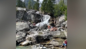 Niektorí turisti si z Vysokých Tatier urobili akvapark. Pláž majú pri jednom z najkrajších vodopádov