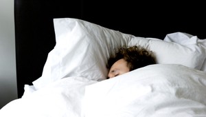 Zlodeja našli zababušeného v cudzích perinách