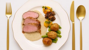 Panenka v slaninke, hubová mačanka, pečené baby zemiaky a tekvicové pyré