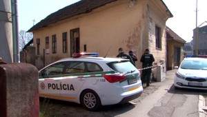 Muž ležal na posteli bez známok života. Všade naokolo bola krv