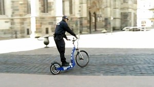 Nové stroje košických policajtov: Zlodejov budú chytať na kolobežkách