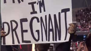 Kardashianka oznámila manželovi TEHOTENSTVO, keď hral na pódiu! Reakcia prišla hneď!