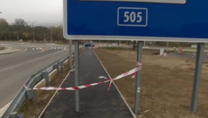 Bizarne umiestnenú značku v Bratislave presunú. Cestári už pracujú na úprave