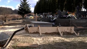 Pohreb ženy museli zopakovať. Rakva totiž vypadla pohrebákom z rúk a rozbila sa