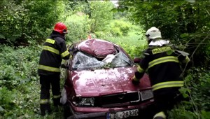 Počas jazdy sa z traktora odtrhali ťažké disky. Boli ako neriadené strely