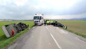 Pri vážnej dopravnej nehode sa zrazili dva kamióny a štyri autá