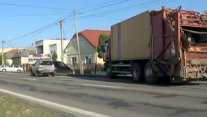 Nehoda pri Michalovciach, vodiča smetiarskeho auta oslepilo slnko