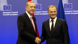 Donald Tusk podmieňuje ústupky voči Turecku obmedzením prílivu utečencov
