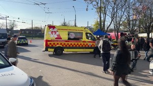 Brutálny útok pred cintorínom: Chceli zapáliť sviečky, no namiesto toho skončili v nemocnici