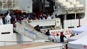 K talianskym brehom opäť priplávali člny s migrantmi. Názory na utečencov rozdeľujú Európu