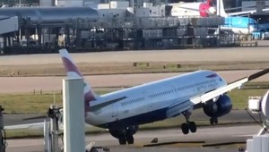 VIDEO: Vietor sa pohrával s Airbusom, nič pre ľudí so strachom z lietania