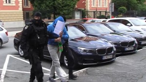 Súd rozhodoval o väzbe pre piatich mužov, medzi nimi bol aj aktívny policajt