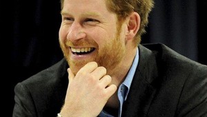 Trón sa mu opäť vzdiali. Na synovca či neter sa ale princ Harry veľmi teší