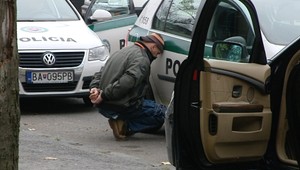 Akcia priamo na ulici. V Bratislave chytili hľadaného dílera
