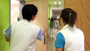 Klinika neurochirurgie rieši spor s Univerzitnou nemocnicou v Bratislave. Problémom má byť tajný nábor sestier