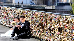 Definitívne. Parížska radnica odstráni z mostov zámky lásky