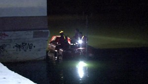 Muž sa chcel po horúcom dni schladiť vo vode. Pátrajú po ňom hasiči a potápači