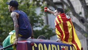 Alkohol ich premohol? Xavi stratil kontrolu a udrel Neymara do tváre!