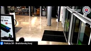 Neznámi lupiči sa vlámali do známeho nákupného centra v Bratislave. Spôsobili škodu za niekoľko tisíc eur