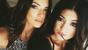 Necudné a zároveň strašne sexi: Slávna sedemnástka chytá sestru za rozkrok!