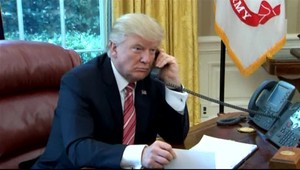 Vychádza kontroverzná kniha o Trumpovi. Karikaturista zozbieral jeho tweety