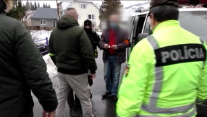 Rekonštrukcia pokusu o vraždu. Proti sebe stáli dvaja muži -  jeden s atrapou krompáča,  druhý pištole