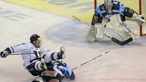 Petrovický v Dukle víťazne, Zvolen šokoval Žilinu, Slovan opäť trojbodový