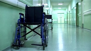 Ošetrovateľ dôchodcovi držal ruky a na tvár mu pritláčal servítku tak, že nemohol dýchať