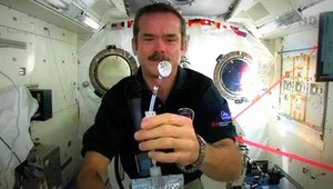 Inštruktážne video. Takto sa umývajú na vesmírnej stanici ruky