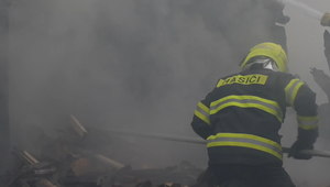 Hasiči likvidujú požiar haly na spracovanie plastov v Malackách