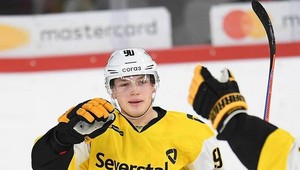 Najmladší Rus s hetrikom v KHL. Juniorská reprezentácia ho prehliada