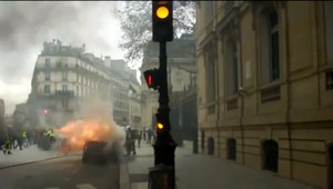 Vo Francúzsku to vrie. Polícia zadržala vyše 1000 ľudí a viac ako 50 skončilo v nemocnici