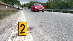 Aj cesta zo záchoda môže byť nebezpečná. Opitú mladú ženu zrazilo auto