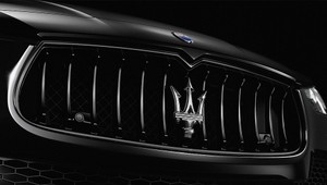 Špičková elegancia v čiernom prevedení: Maserati pohltila temnota