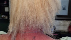 Odfarbila si vlasy doma, pri pohľade do zrkadla sa rozplakala: Aha, ako teraz vyzerá!