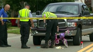 Otec - hrdina! Vrhol sa pod auto, aby zachránil dcérku (4)