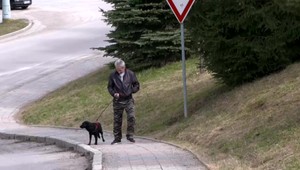 Ak chce bývanie, má sa vzdať psa. Ten mu ale zachránil život