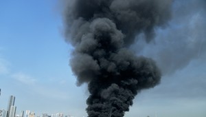 Výbuchy a drahé lety domov. Slováci opisujú situáciu v Dubaji: „Otriasali sa nám okná.“