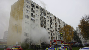 V Topoľčanoch horí bytový dom, evidujú viacero zranených