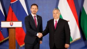 Premiér Heger na návšteve v Maďarsku: ​Premiéri si povzdychli, že očkovanie v oboch krajinách zaostáva