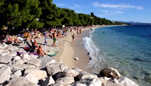 Strach o svokrovcov i hlučná Chorvátka na nudapláži. Policajti sa v Chorvátsku nenudia