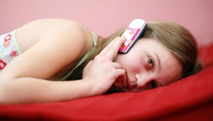 Dôvody, prečo by sme NIKDY nemali mať mobil v spálni