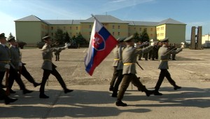 Slovensko chce natlačiť do vojska miliardu eur