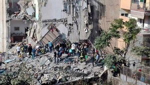 Opravovaná bytovka sa zrútila. Dve rodiny s deťmi sú nezvestné