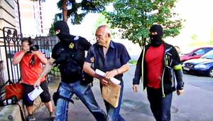 Sudca vzal obvineného z vrážd vo Vlčanoch do väzby